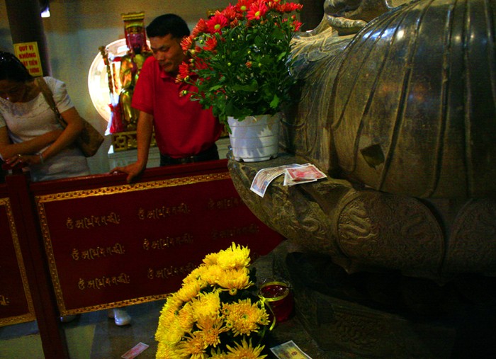 Đến bức tượng Phật tổ bằng đá xanh nổi tiếng cũng không thoát khỏi cảnh phải... nhận "hối lộ" của du khách.